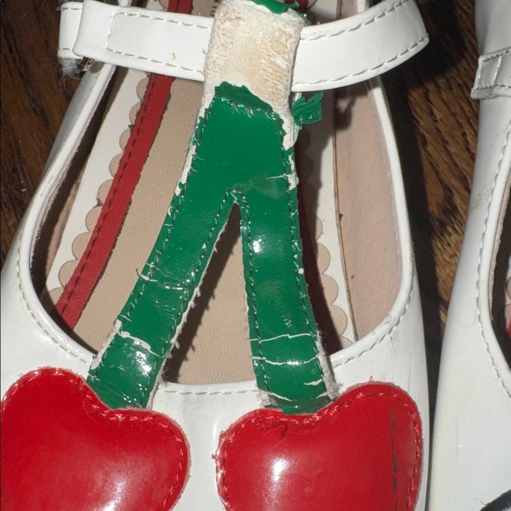 Gucci Kids White Dress Shoes with Cherry and Bee Accents Size 34